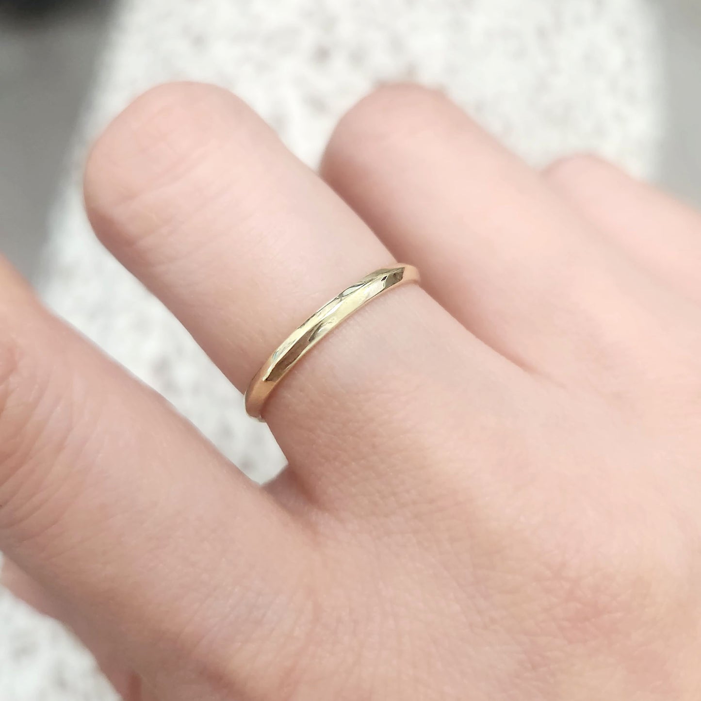 14K 2.0MM KNIFE EDGE BAND