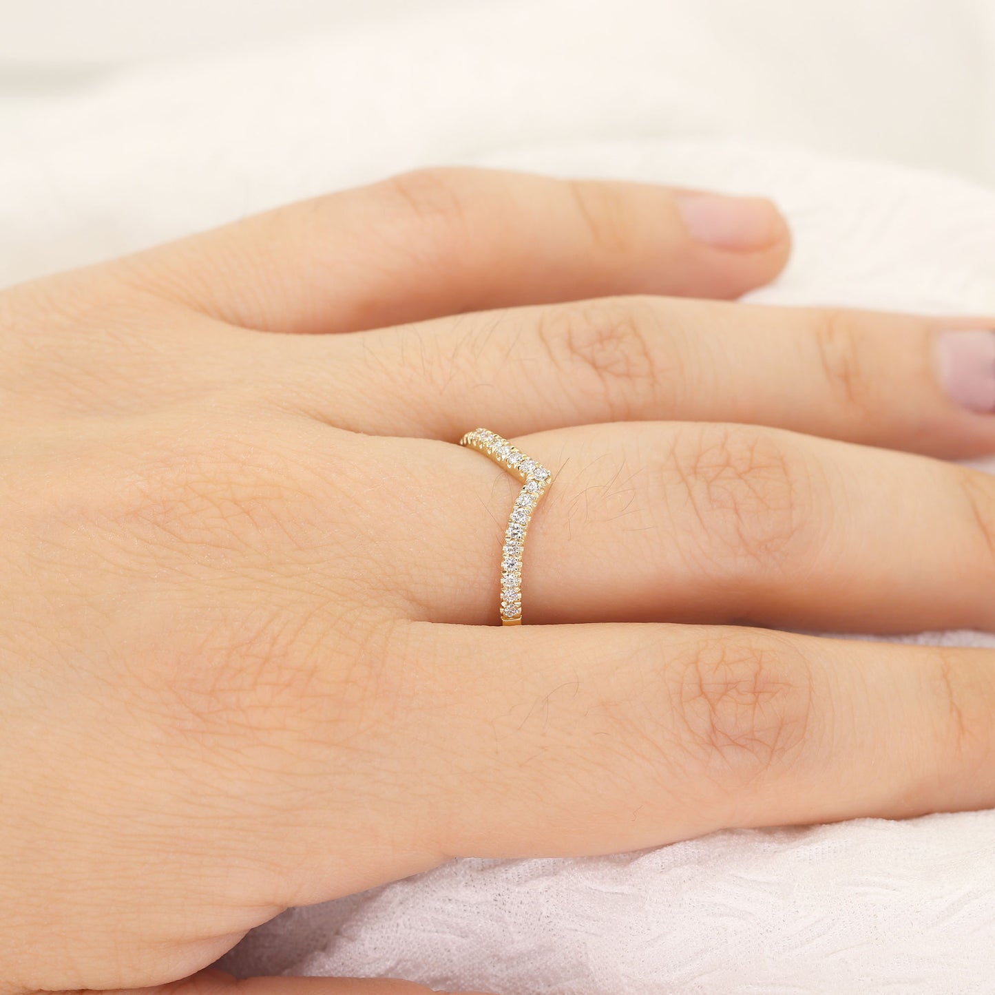 14K DIAMOND CHEVRON BAND