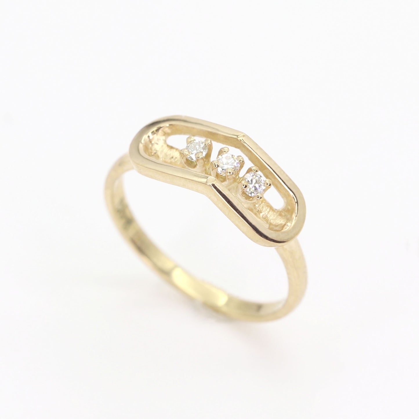 14K 3 DIAMOND OVAL POINT RING