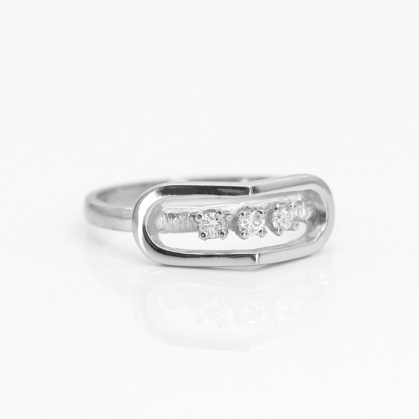 14K 3 DIAMOND OVAL POINT RING