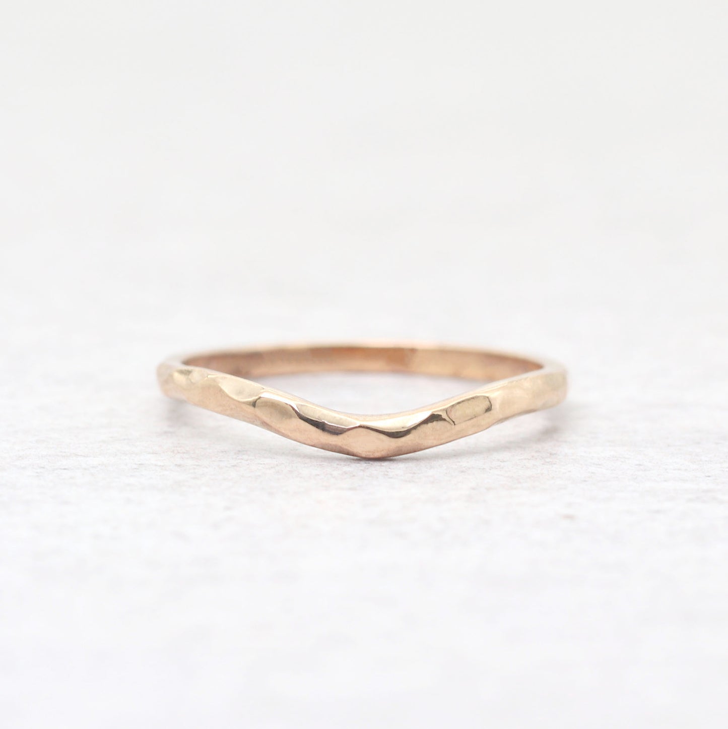 14K CURVED HAMMERED BAND