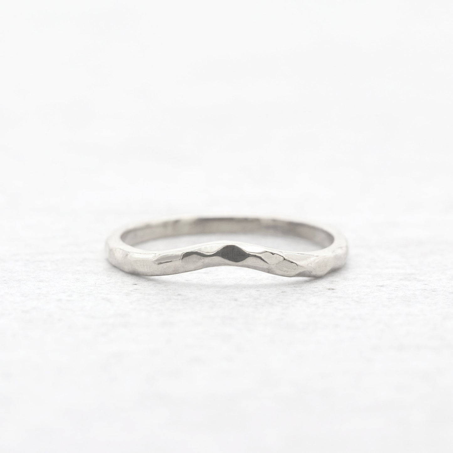 14K CURVED HAMMERED BAND
