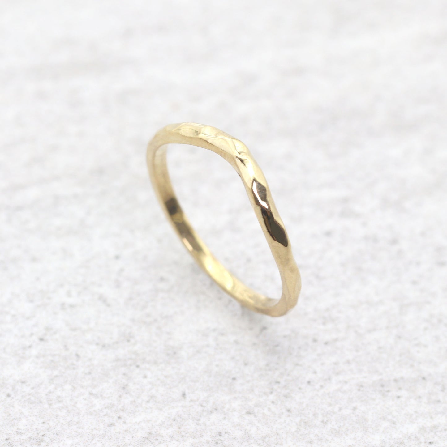 14K CURVED HAMMERED BAND