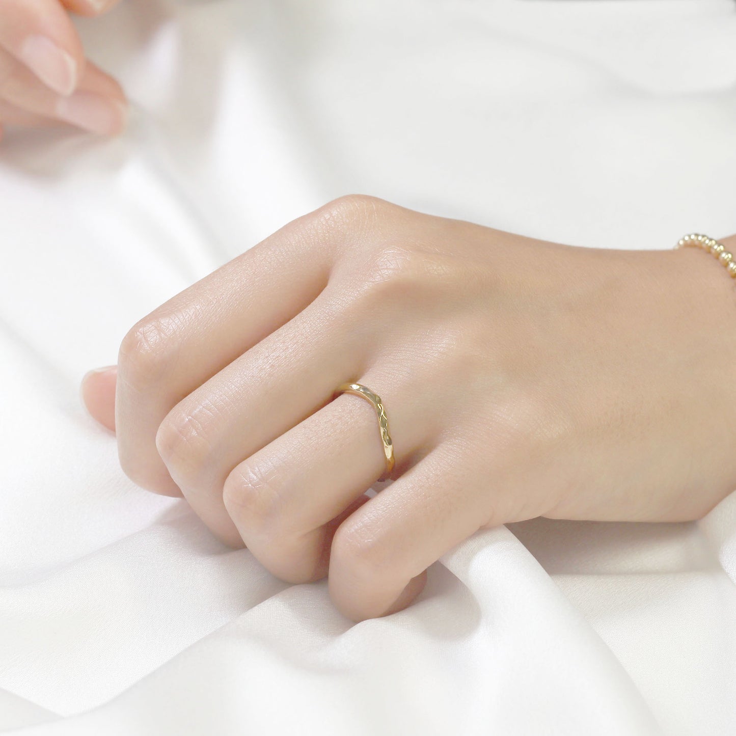 14K CURVED HAMMERED BAND