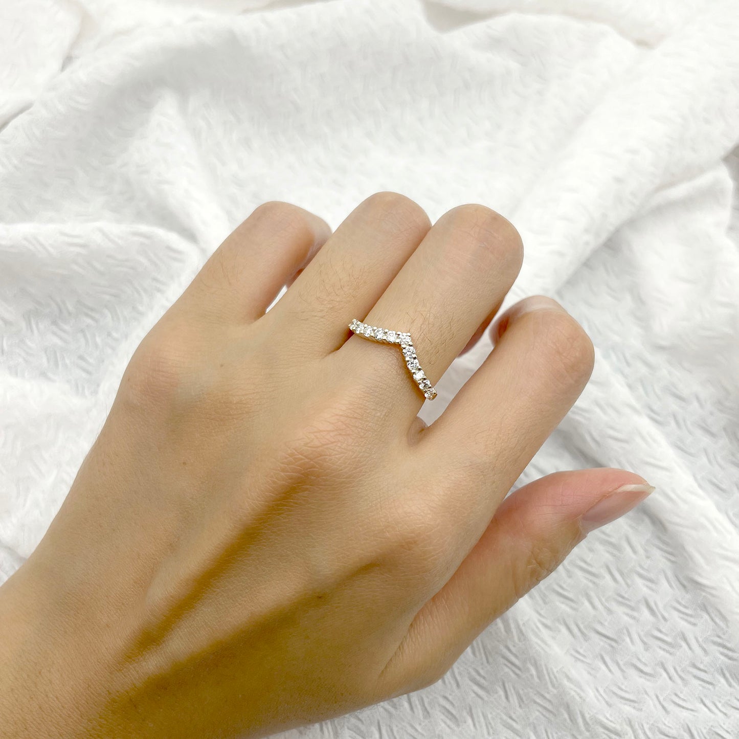 14K 0.42CT DIAMOND CHEVRON BAND