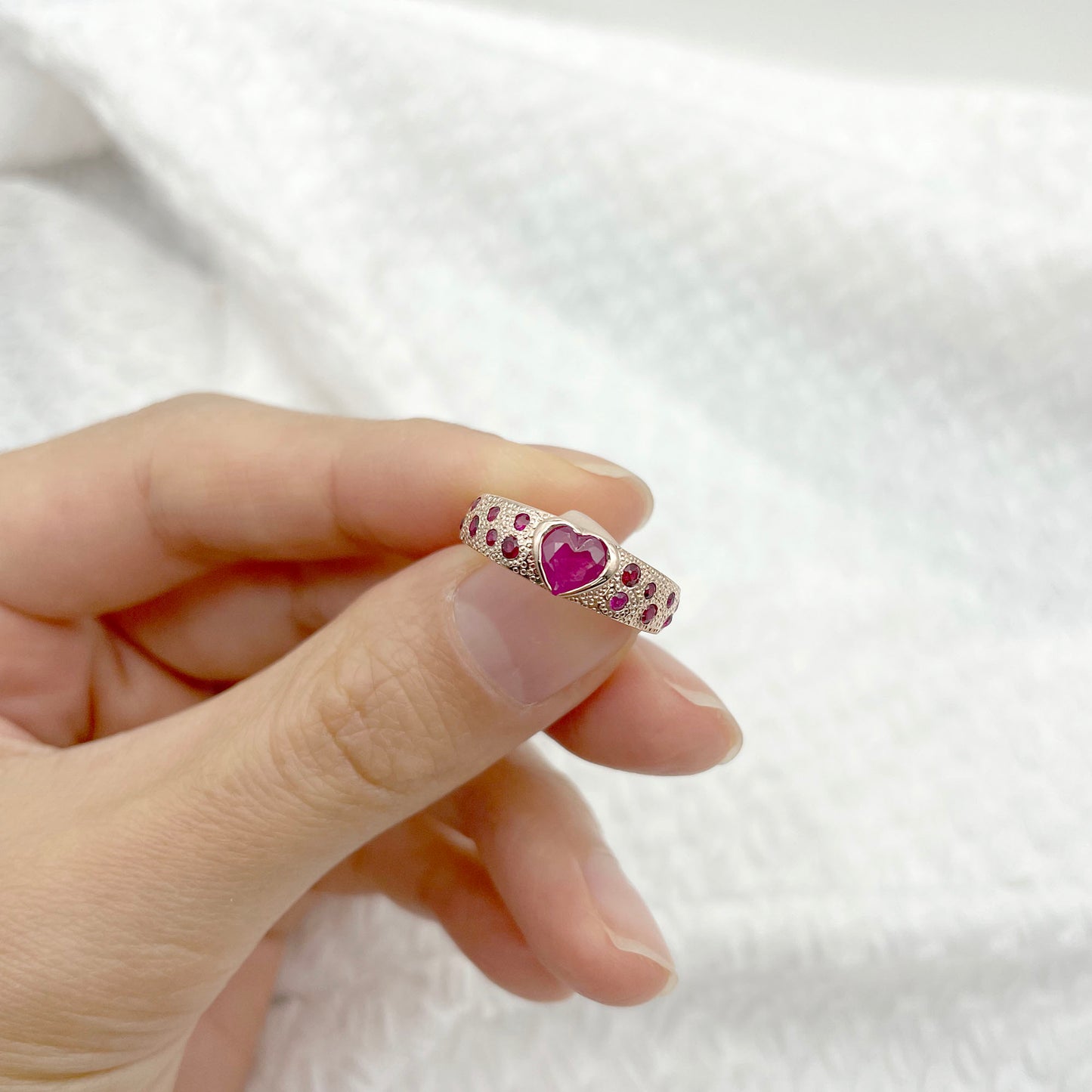 14K HEART RUBY HAMMERED BAND