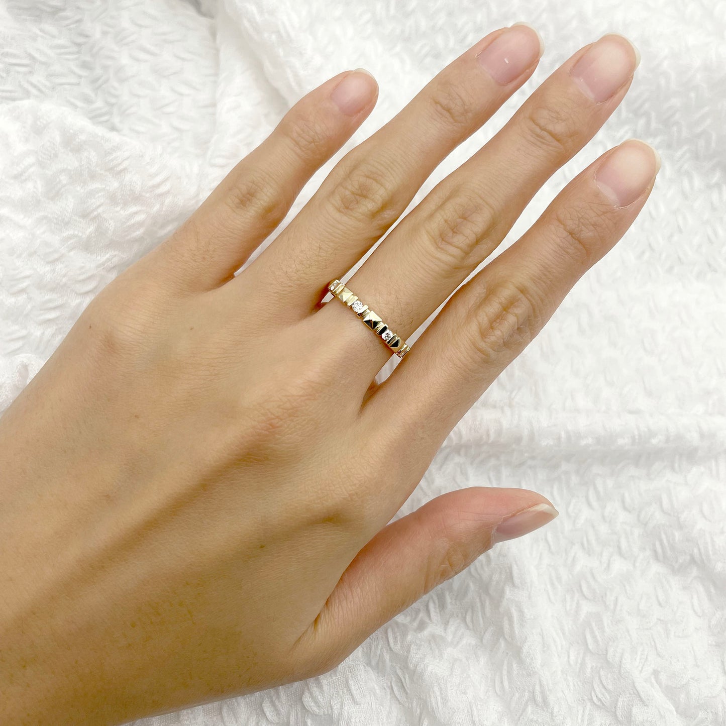14K DIAMOND SQUARE PATTERN BAND