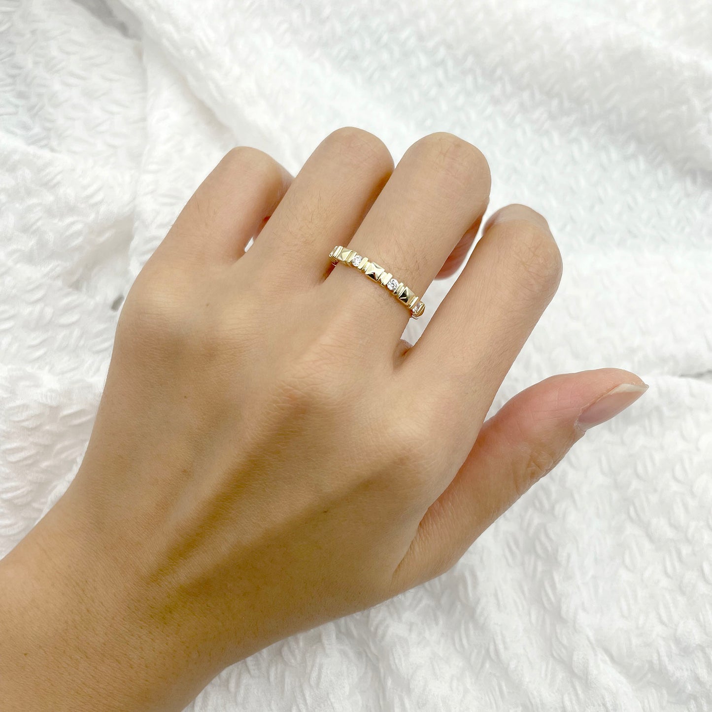 14K DIAMOND SQUARE PATTERN BAND