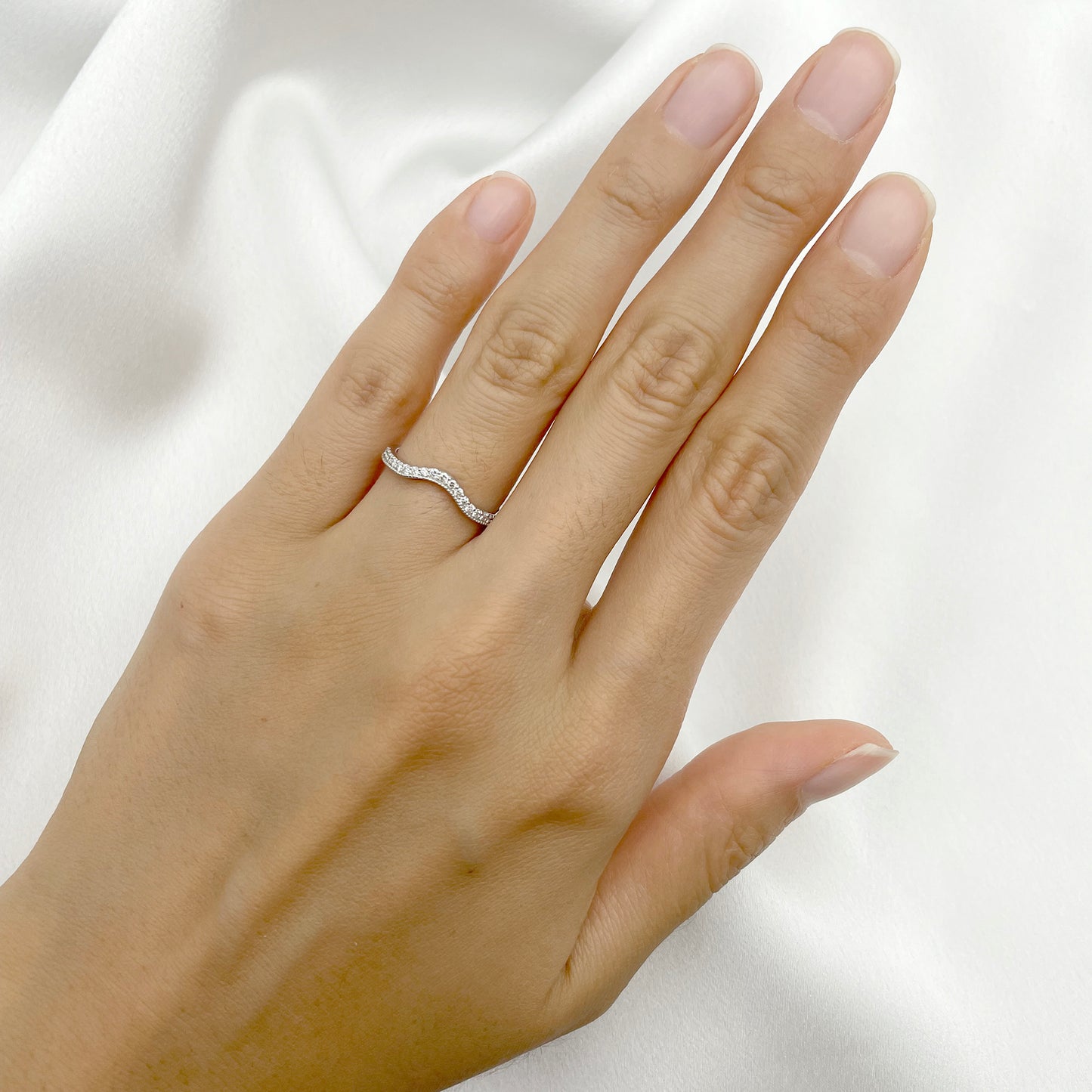14K 0.22CT DIAMOND MILGRAIN CURVED BAND