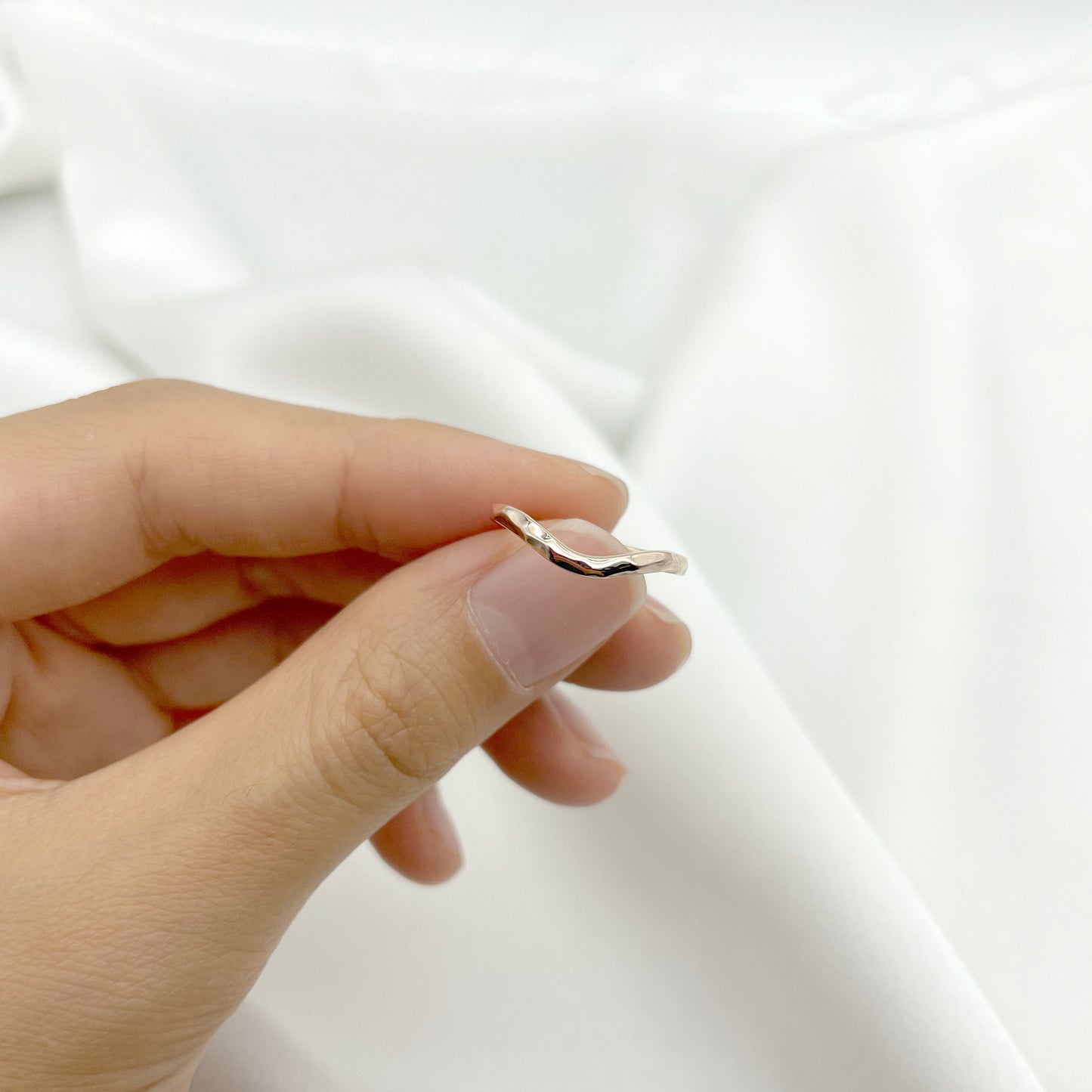 14K CURVED HAMMERED BAND