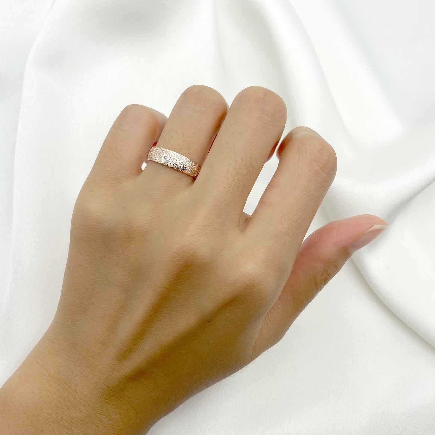 14K ROUND DIAMOND STARDUST BAND