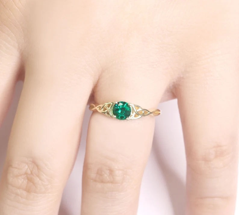 14K LAB EMERALD TWIST RING