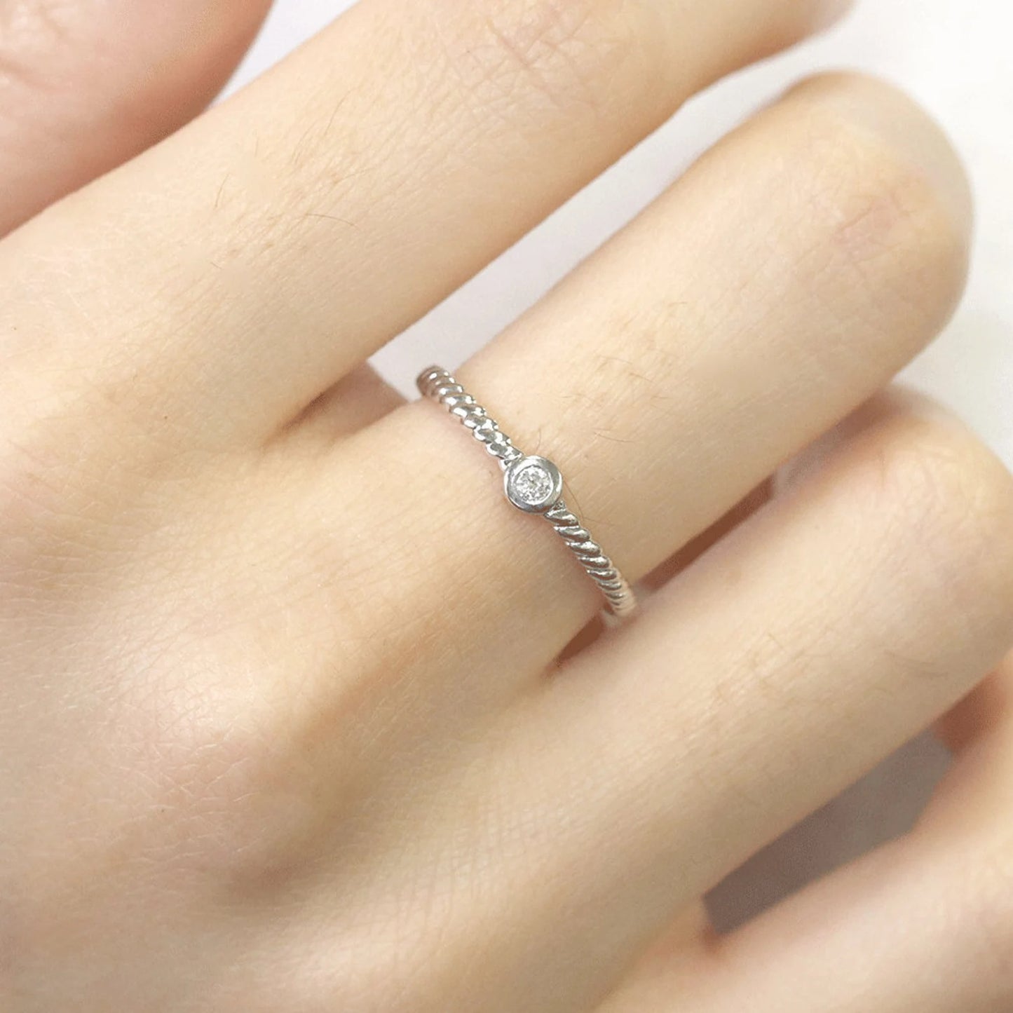 14K 0.05CT DIAMOND BEZEL TWIST RING