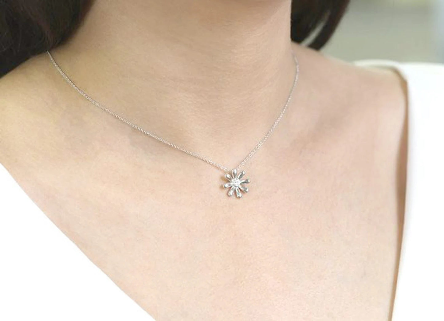 14K 1 DIAMOND FLOWER NECKLACE