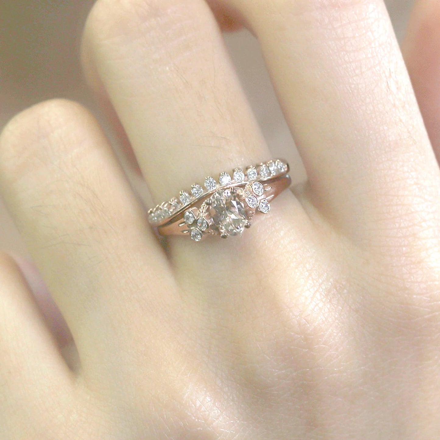 14K 0.20CT DIAMOND CURVED BAND