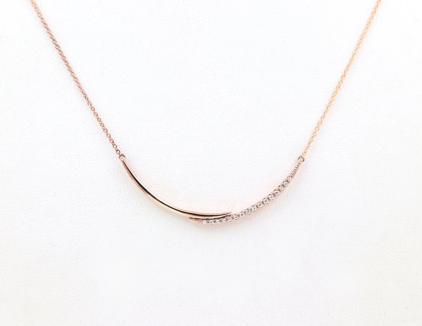 14K DIAMOND OVERLAP CURVED BAR NECKLACE