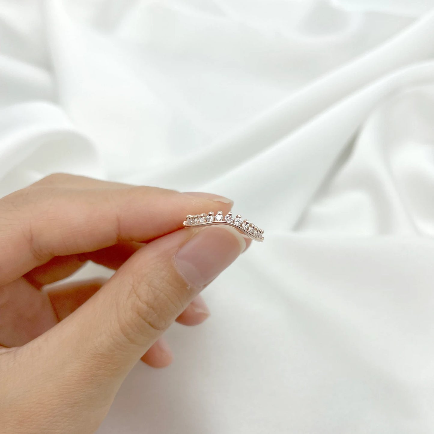 14K 0.20CT DIAMOND CURVED BAND