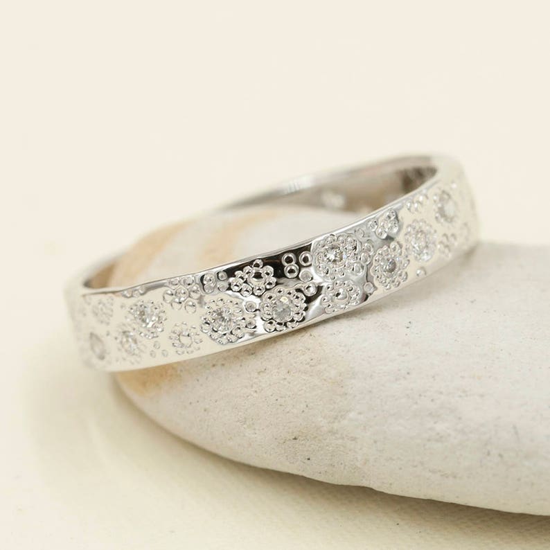 14K 0.27CT DIAMOND STARDUST BAND