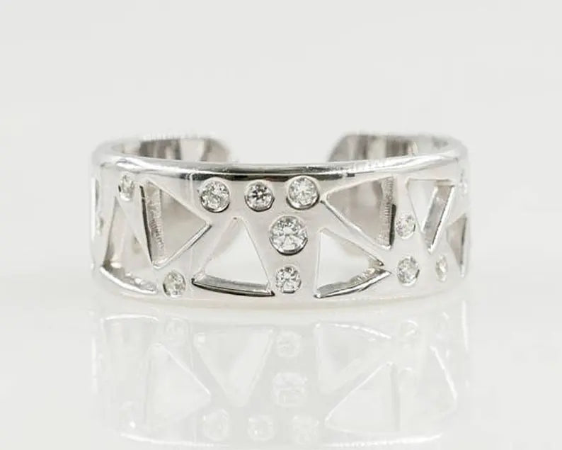 14K DIAMOND BACK OPENED TRIANGLE PATTERN BAND