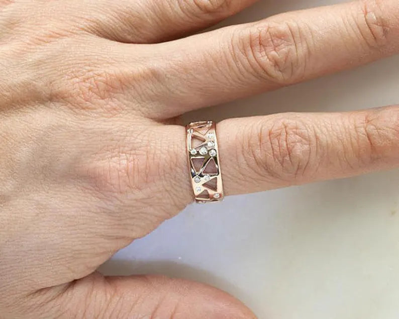 14K DIAMOND BACK OPENED TRIANGLE PATTERN BAND