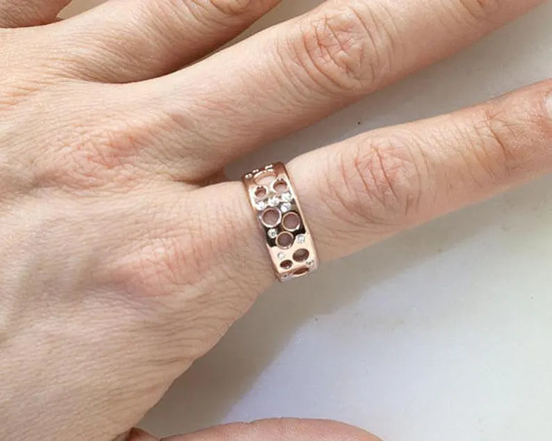 14K DIAMOND BACK OPENED CIRCLE PATTERN BAND