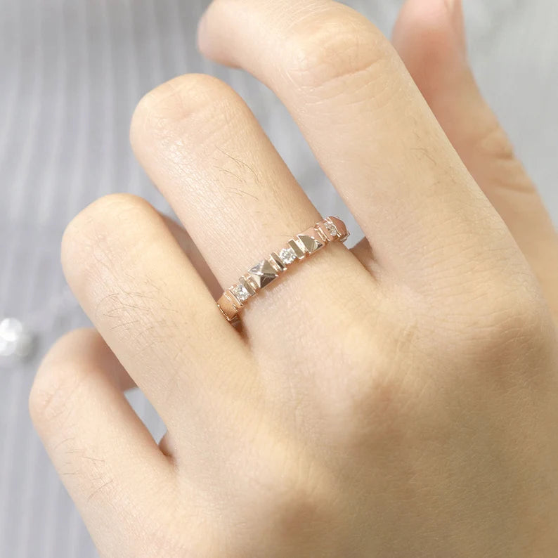 14K DIAMOND SQUARE PATTERN BAND