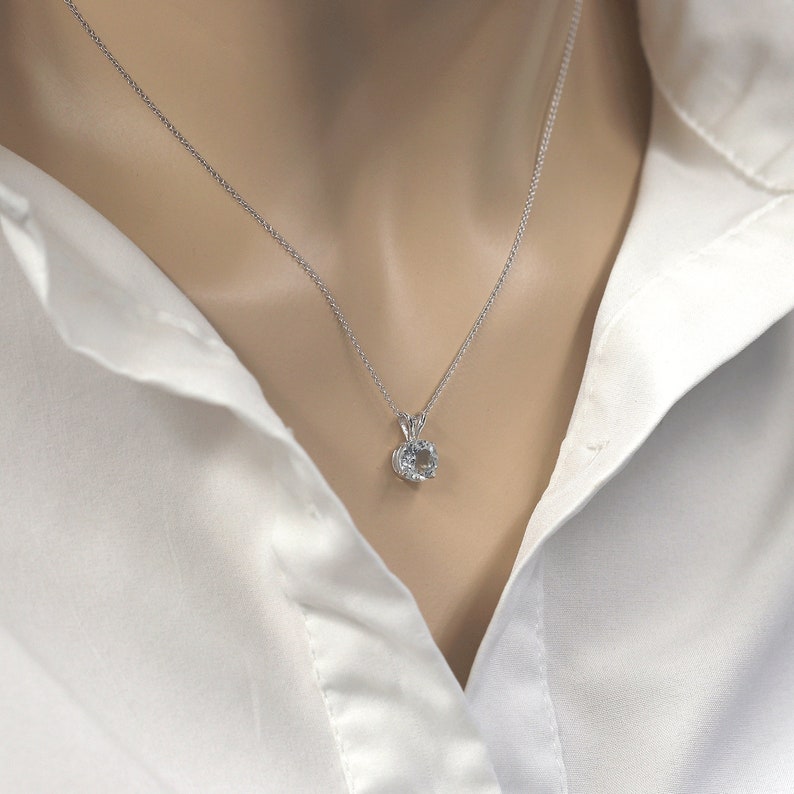 14K 1.3CT AQUAMARINE SOLITAIRE NECKLACE