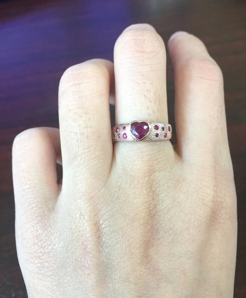 14K HEART RUBY HAMMERED BAND