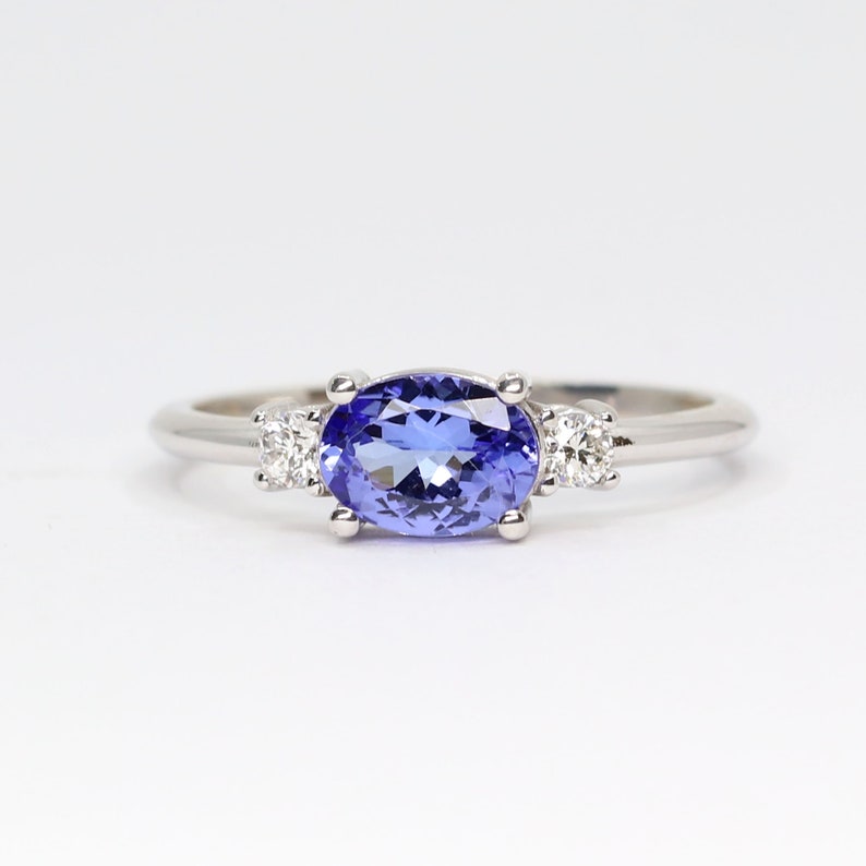 14K OVAL TANZANITE 0.10CT DIAMOND RING