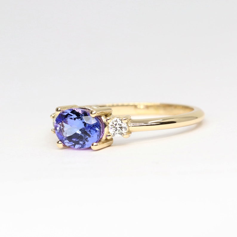 14K OVAL TANZANITE 0.10CT DIAMOND RING