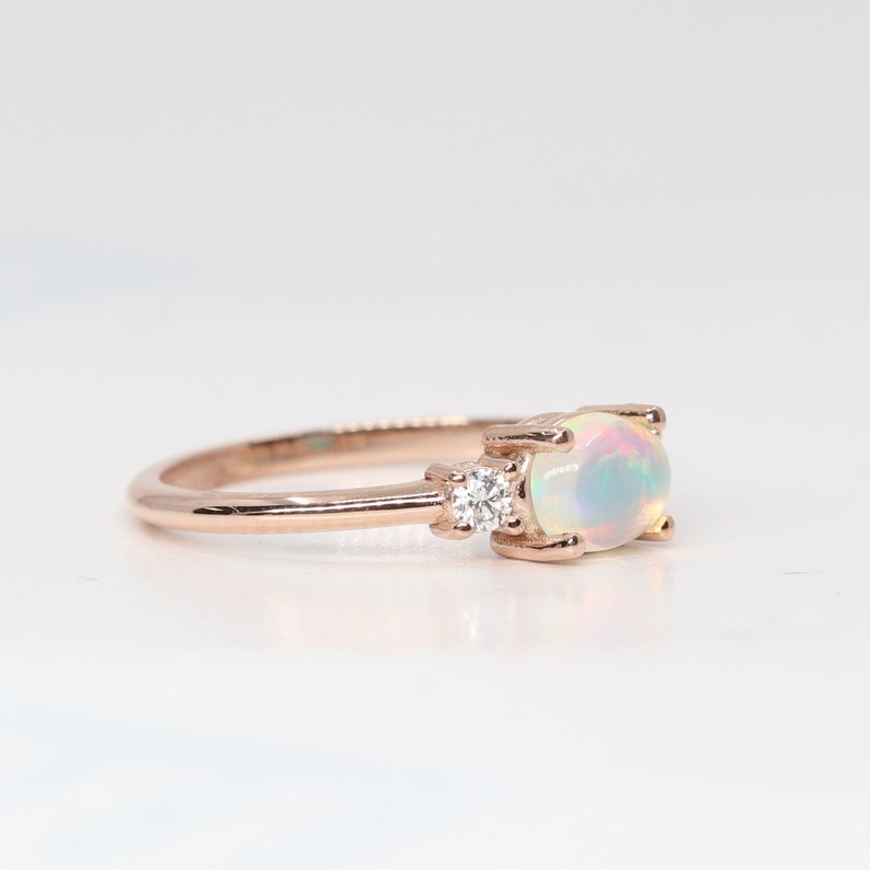 14K OVAL OPAL 0.10CT DIAMOND RING