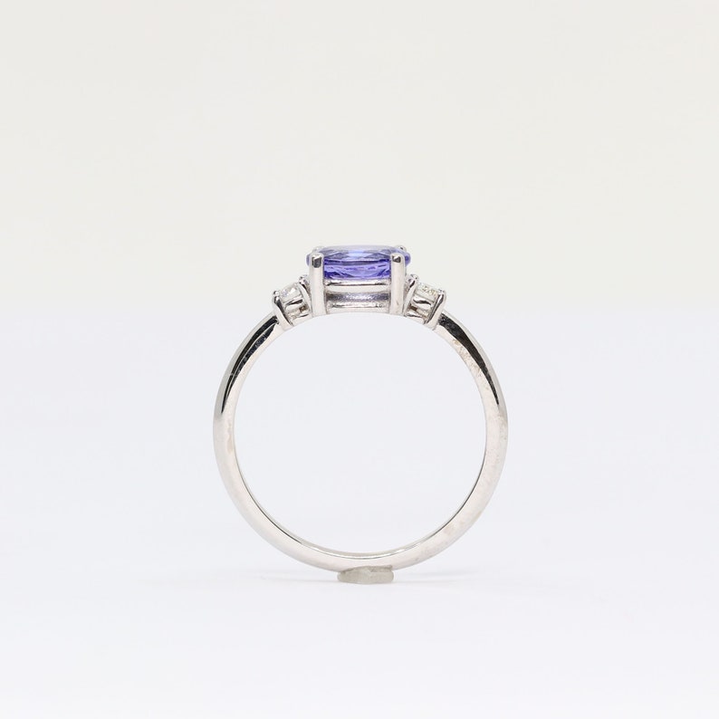 14K OVAL TANZANITE 0.10CT DIAMOND RING