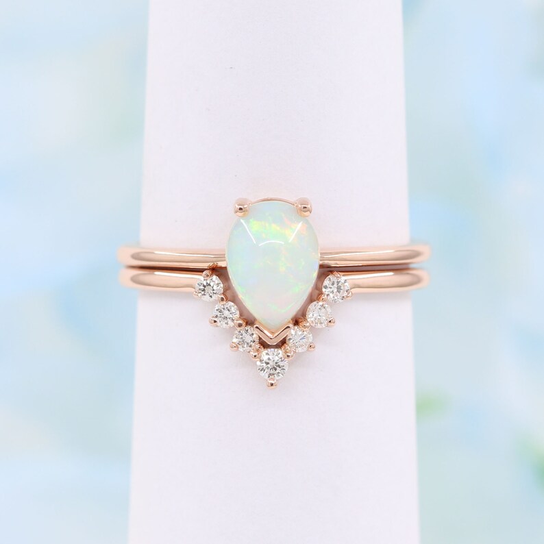 14K DIAMOND V SHAPE CHEVRON BAND