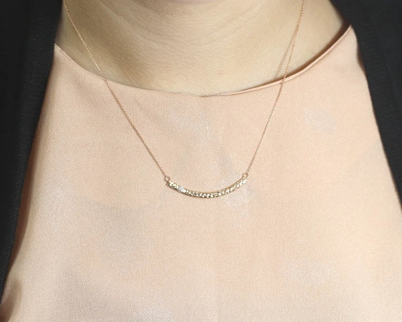 14K 1 DIAMOND HAMMERED CURVED BAR NECKLACE