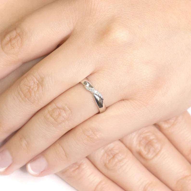 14K 0.05CT DIAMOND TWIST BAND