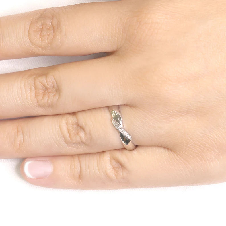 14K 0.05CT DIAMOND TWIST BAND