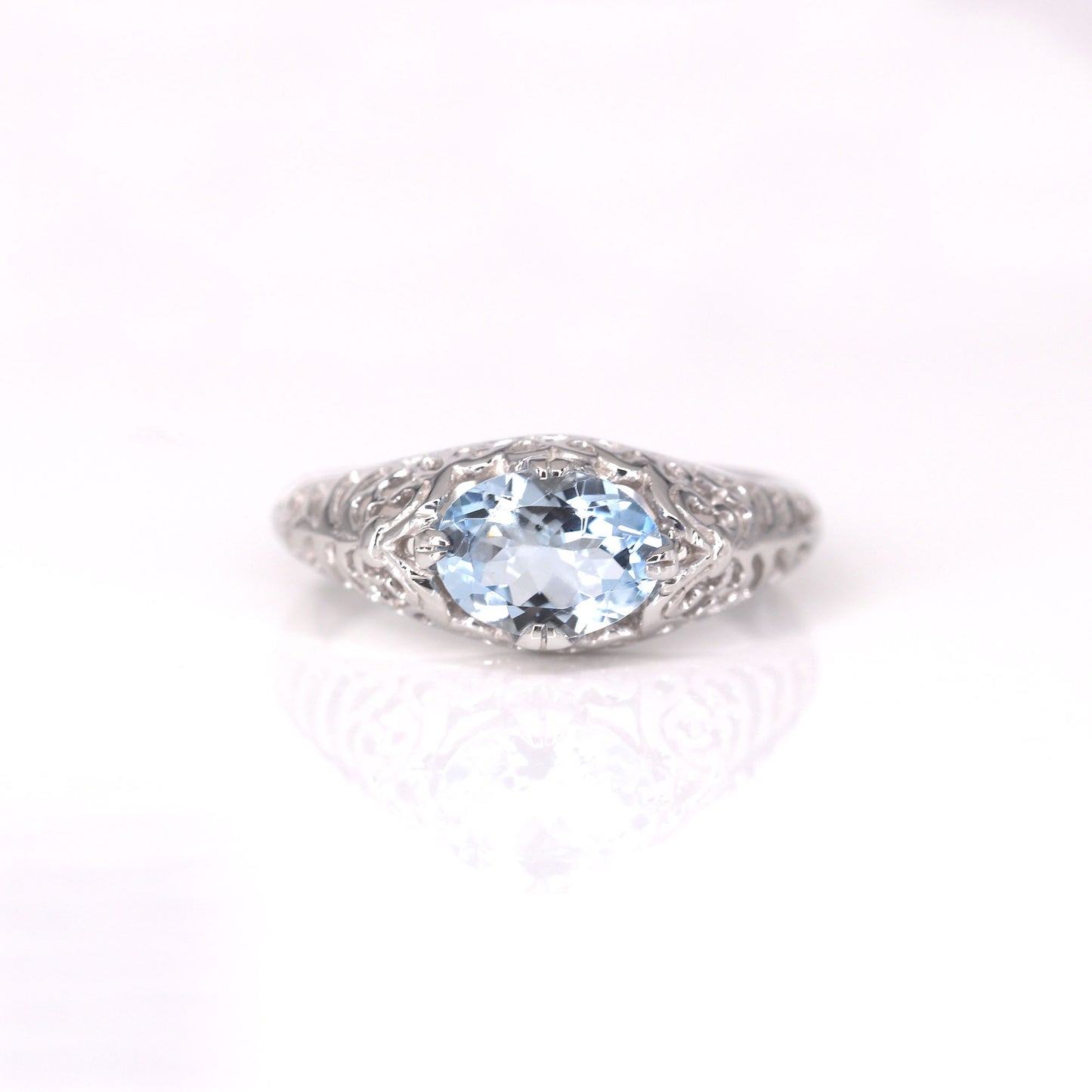 14K OVAL AQUAMARINE VINTAGE STYLE RING