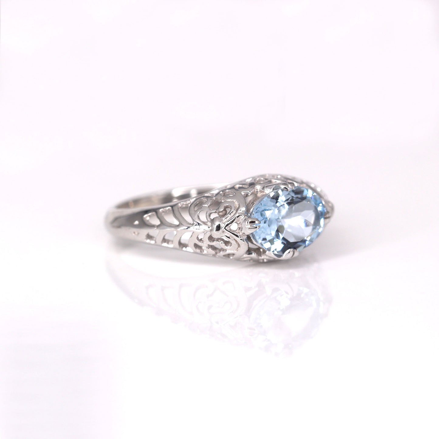 14K OVAL AQUAMARINE VINTAGE STYLE RING