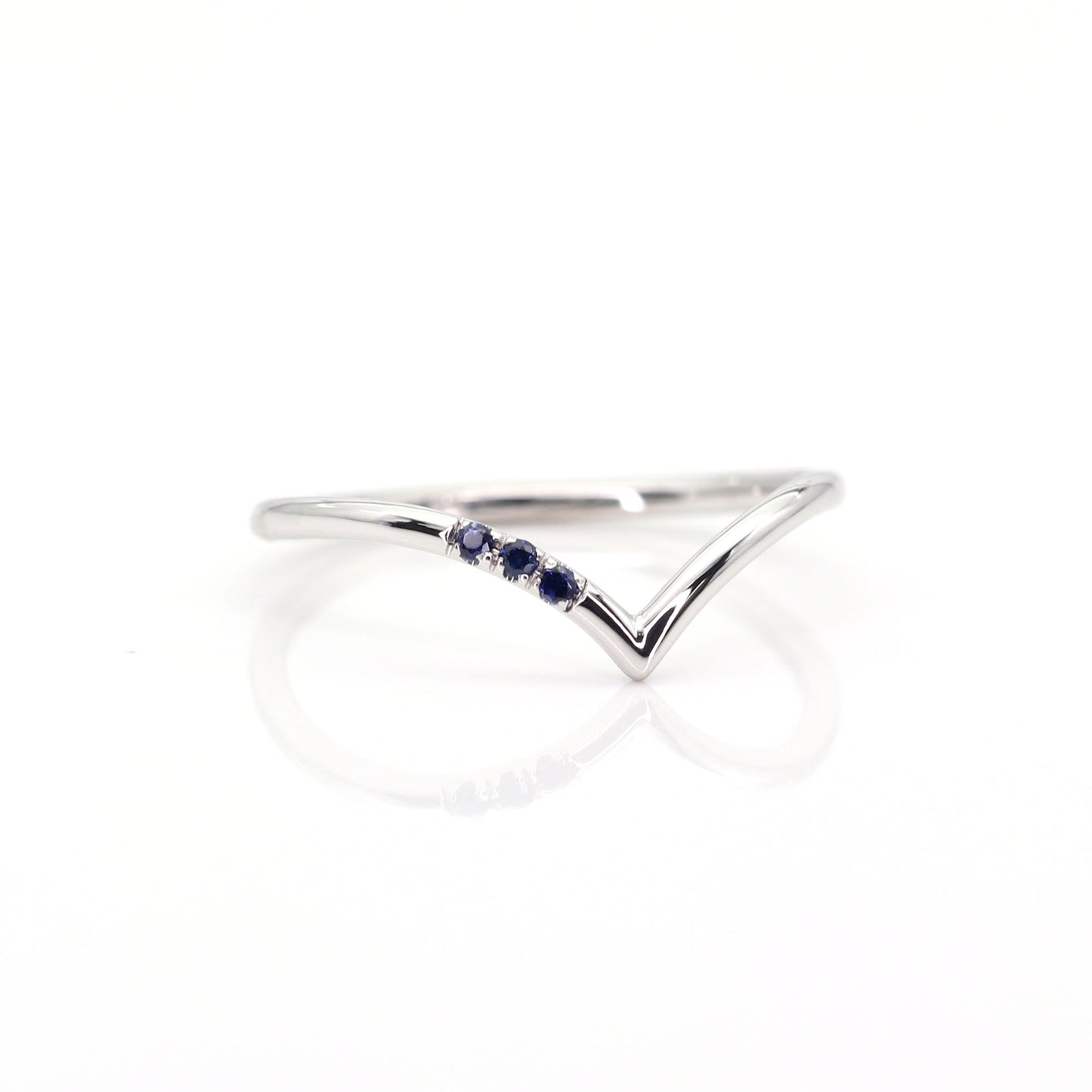 14K 3 SAPPHIRE CHEVRON BAND