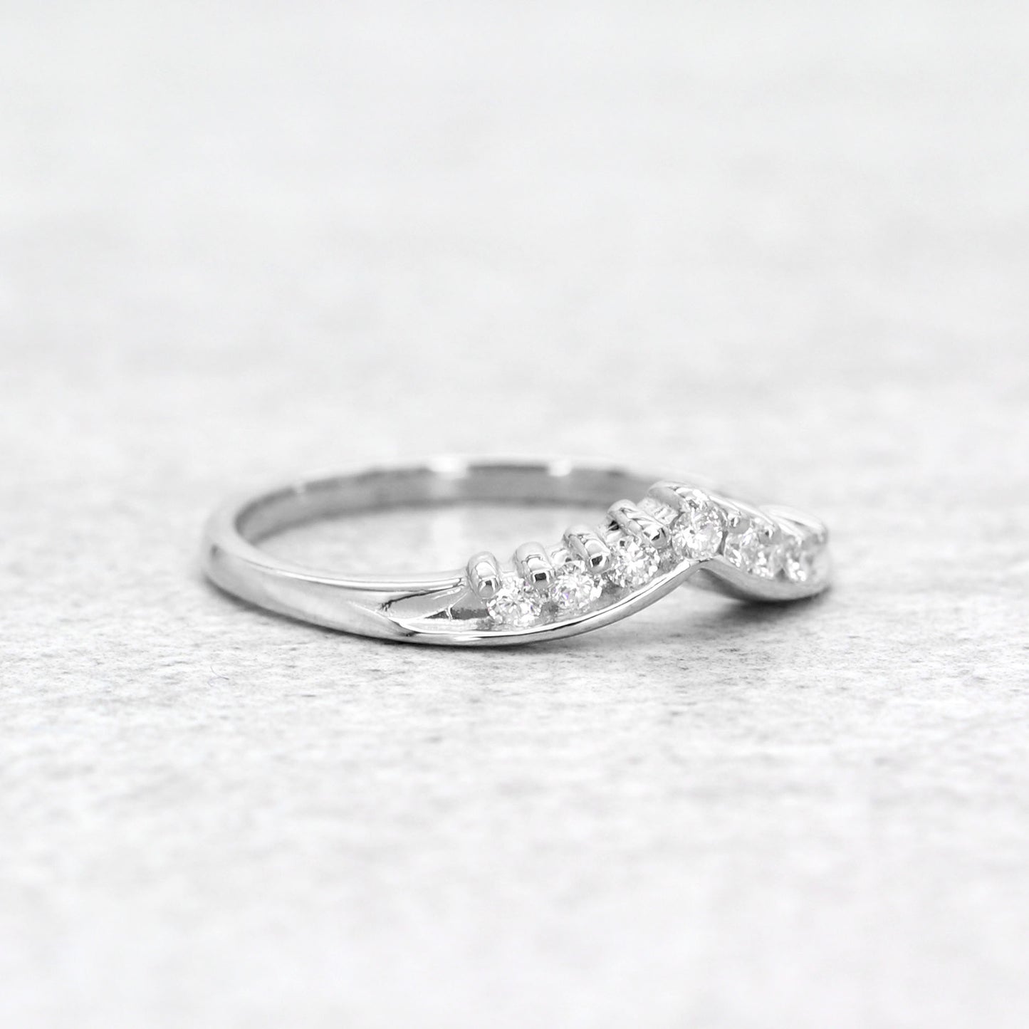 14K 0.15CT DIAMOND CHEVRON BAND