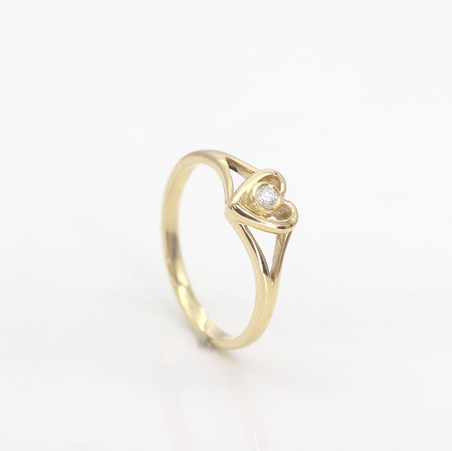 14K DIAMOND BEZEL HEART RING