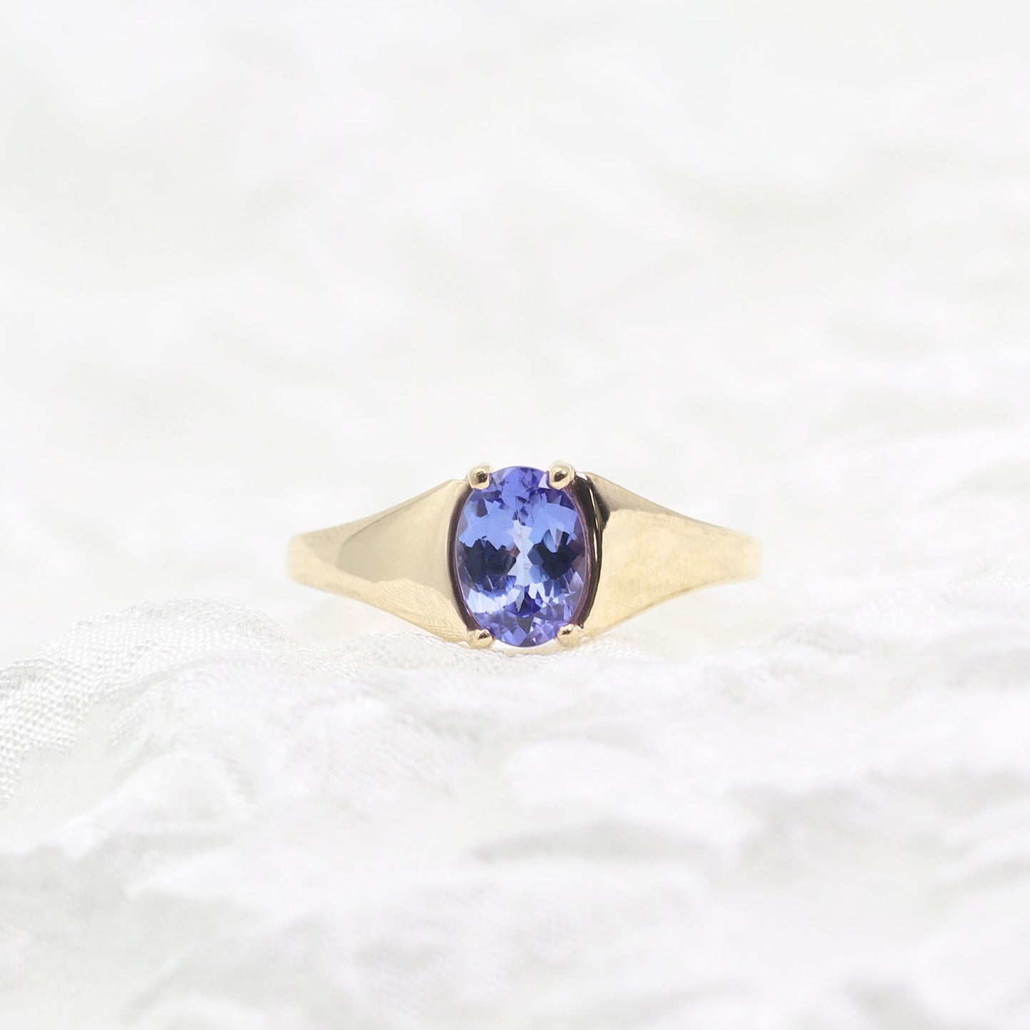 14K OVAL TANZANITE SOLITAIR RING