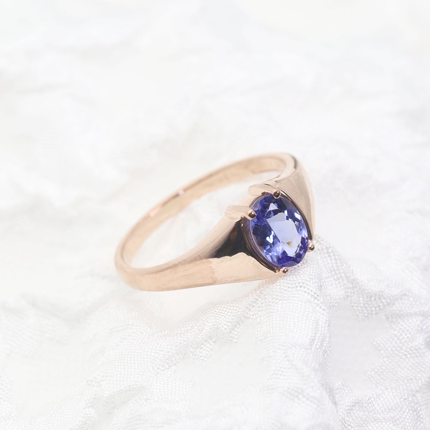 14K OVAL TANZANITE SOLITAIR RING