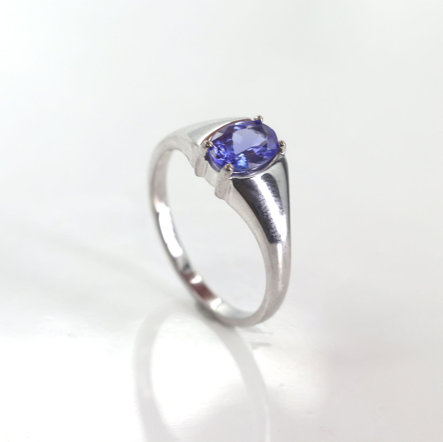 14K OVAL TANZANITE SOLITAIR RING