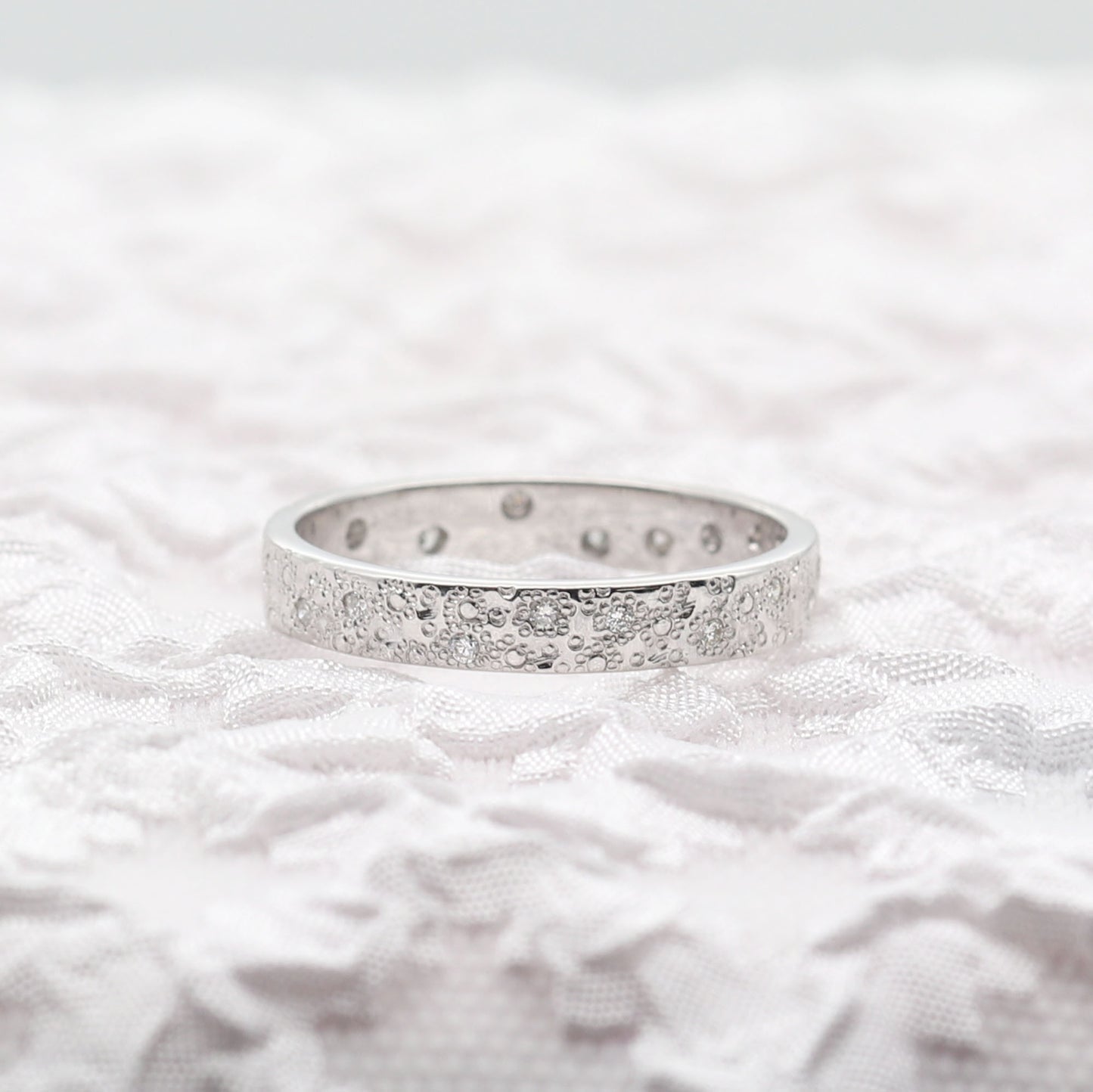 14K DIAMOND STARDUST HAMMERED BAND