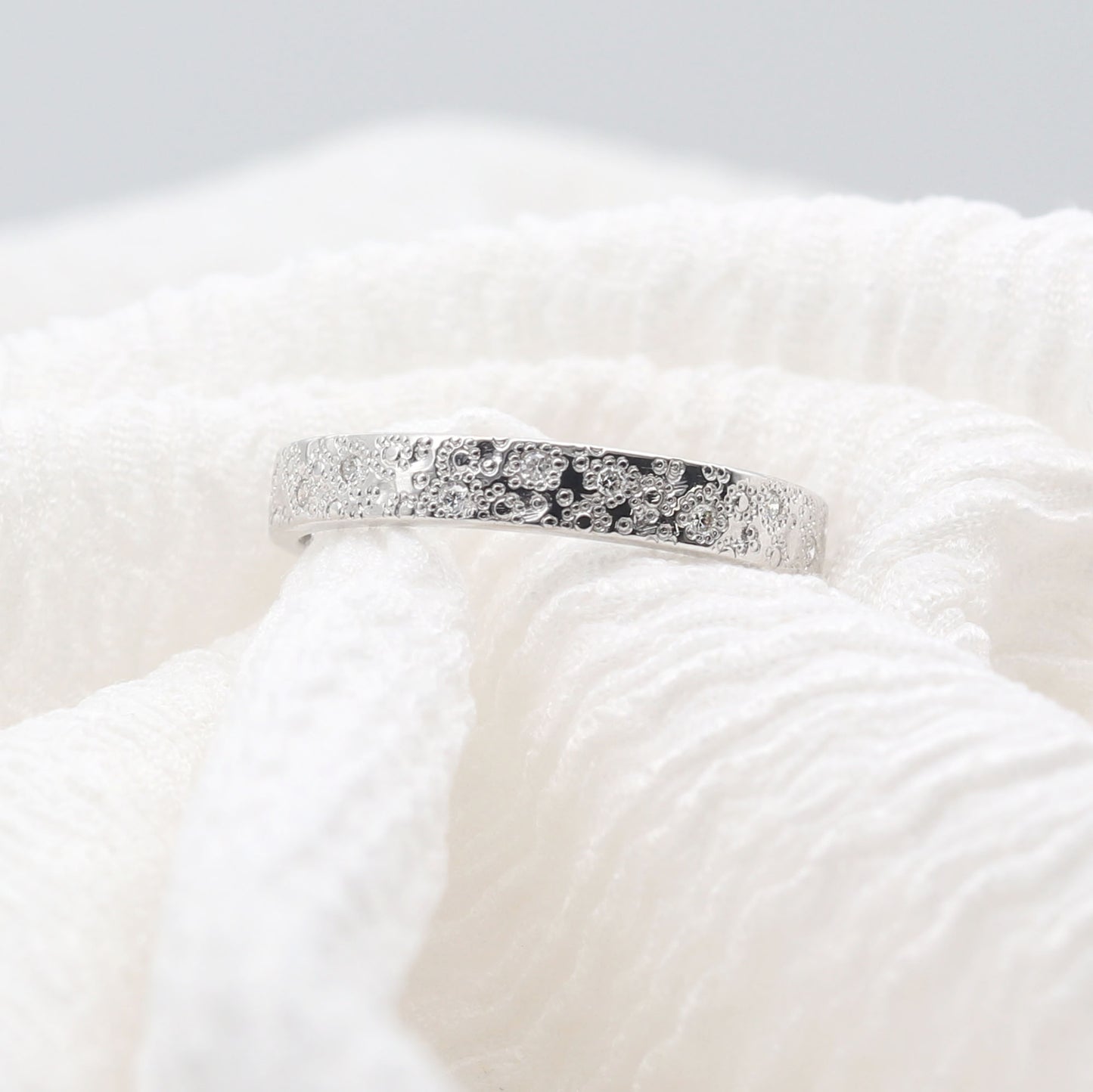 14K DIAMOND STARDUST HAMMERED BAND