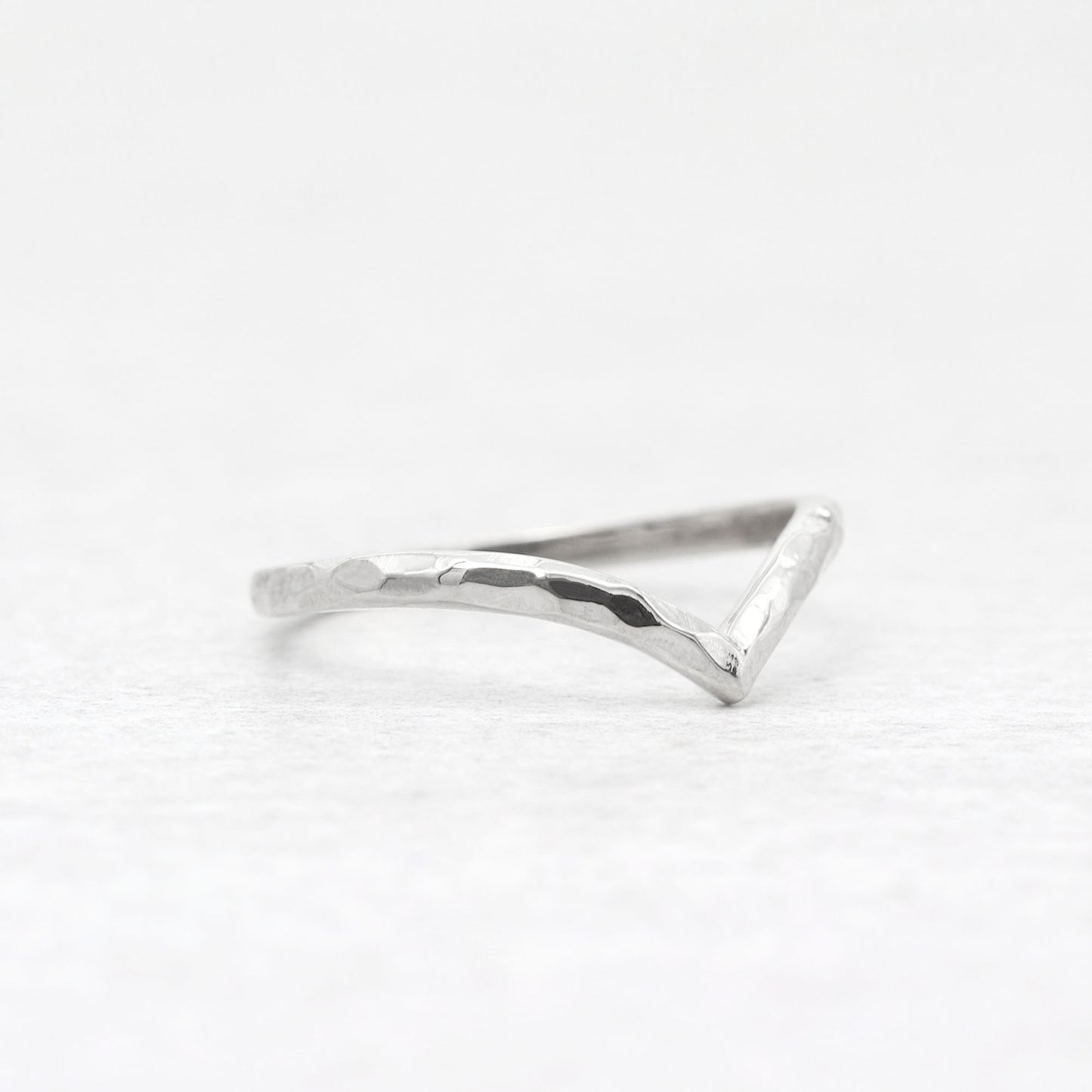 14K CHEVRON HAMMERED BAND