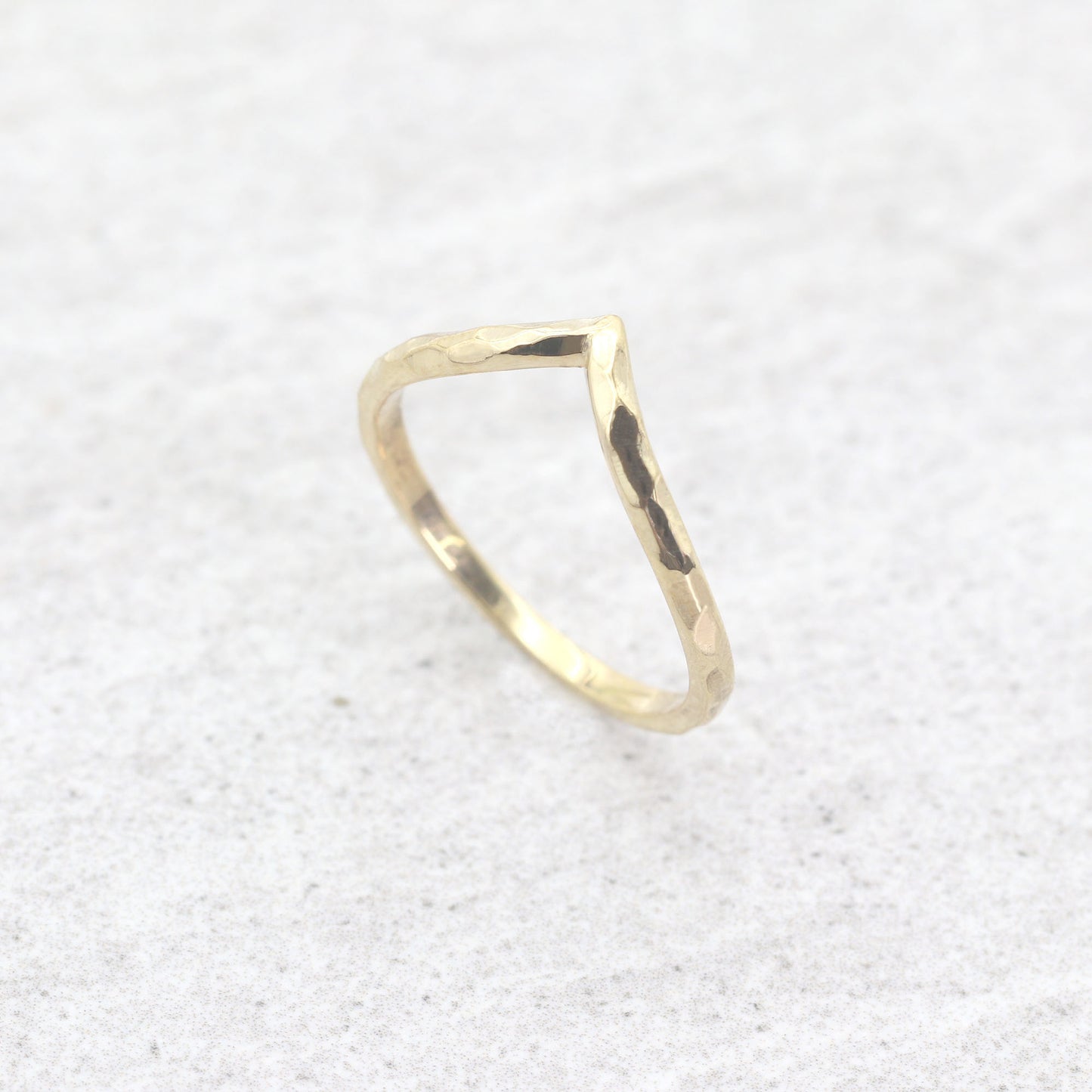 14K CHEVRON HAMMERED BAND