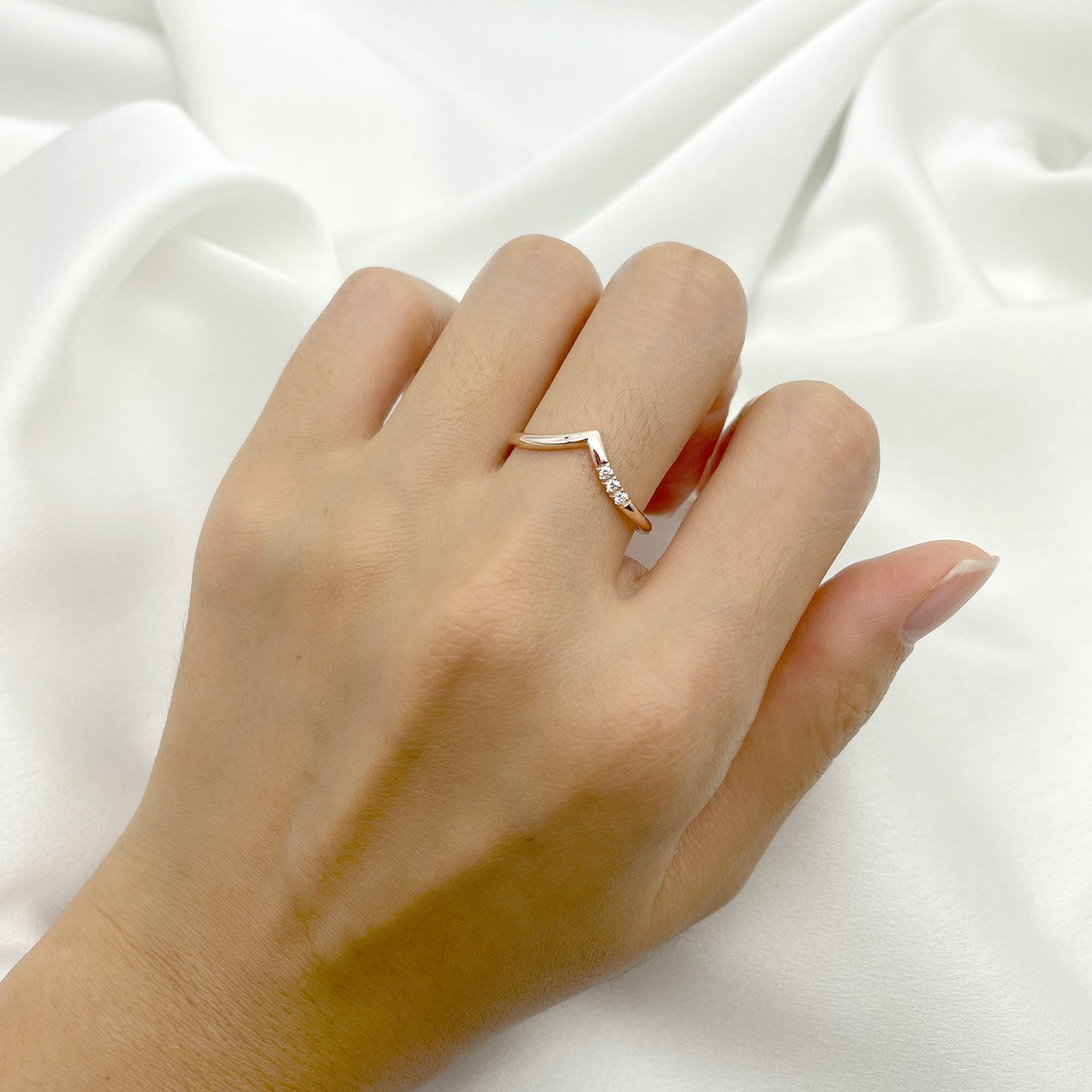 14K 3 DIAMOND CHEVRON 1.6MM BAND