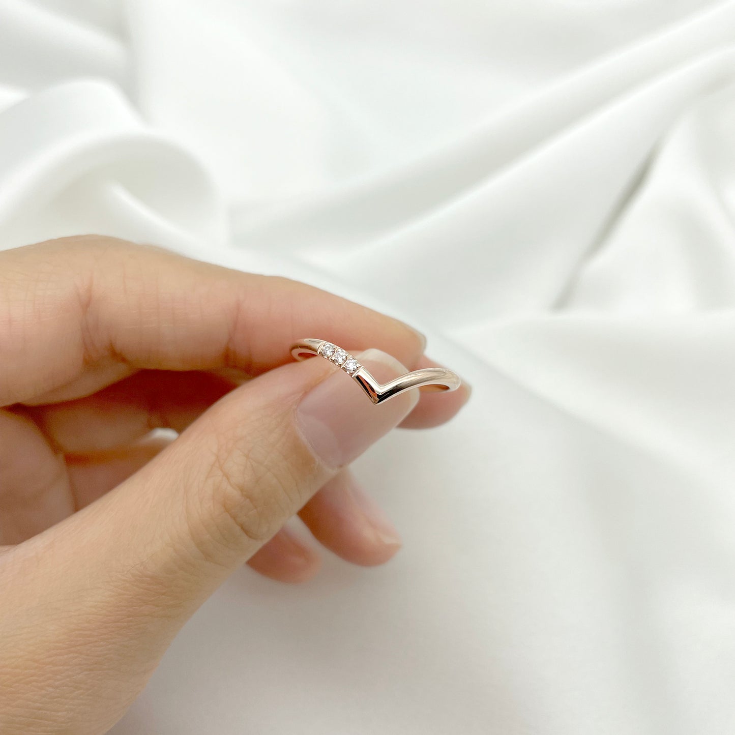 14K 3 DIAMOND CHEVRON 1.6MM BAND